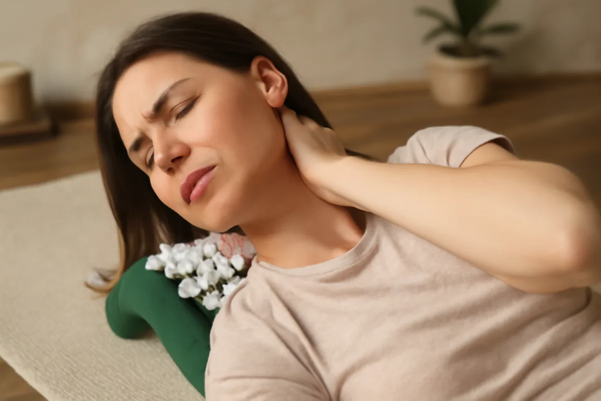 Dolori cervicali cause e soluzioni naturali: la tecnica semplice che dona rilassamento immediato
